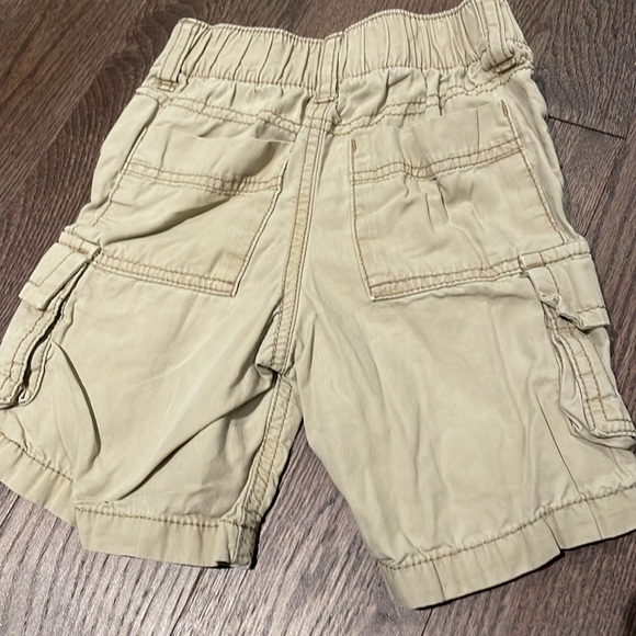 So cute! Old Navy cargo shorts sz 4T - Picture 3 of 4